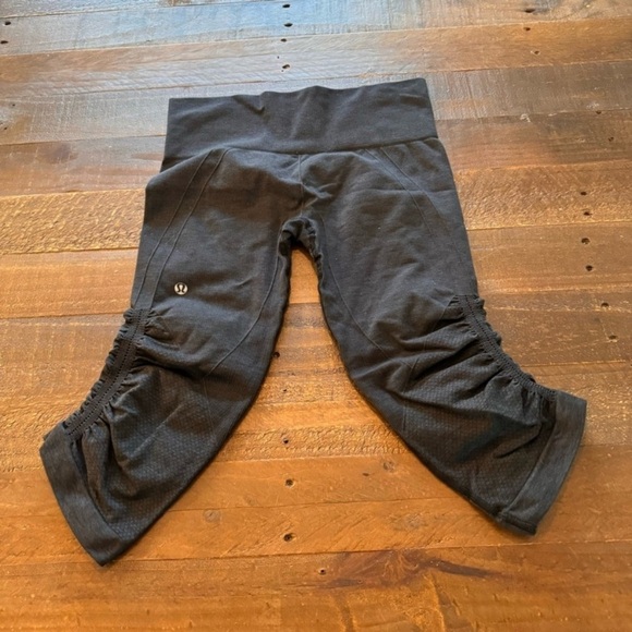 Lululemon In The Flow Crop Leggings Seamless Capri Ruched  Size 6 T25 - Picture 6 of 6